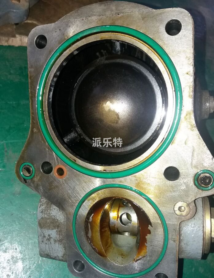 博莱特blt-250w空压机维修  主机头内部结焦严重